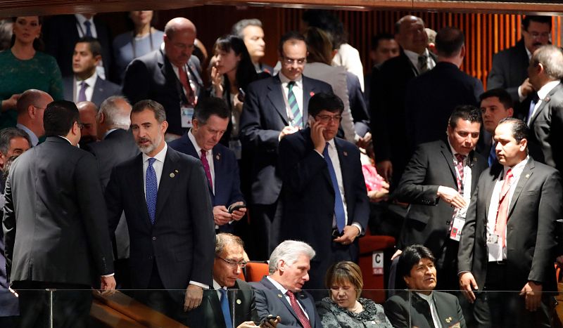 El rey Felipe VI, entre los asistentes a la sesión del Congreso para la investidura de López Obrador