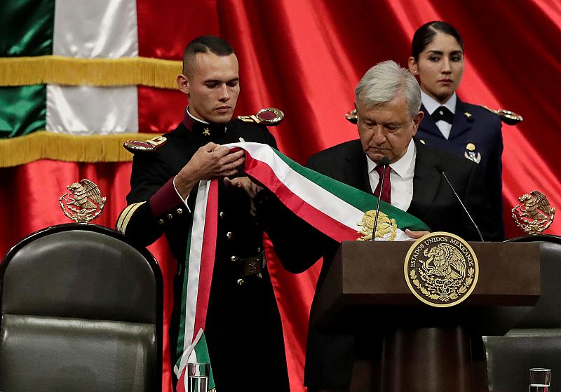 Andrés Manuel López Obrador recibe la banda presidencial