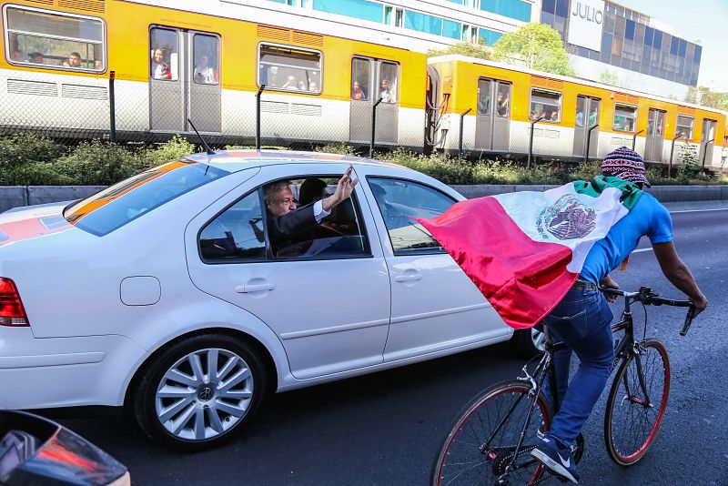 Un simpatizante de López Obrador le saluda mientras este se dirige a la Cámara de Diputados