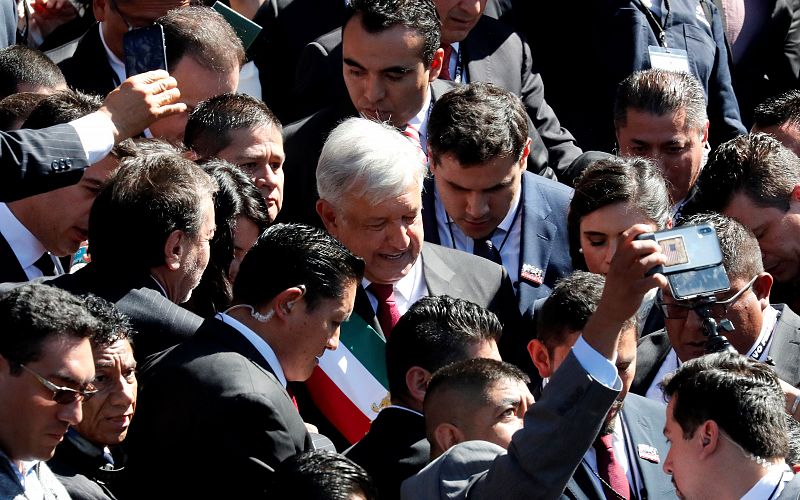 Andrés Manuel López Obrador abandona el Congreso tras su inauguración