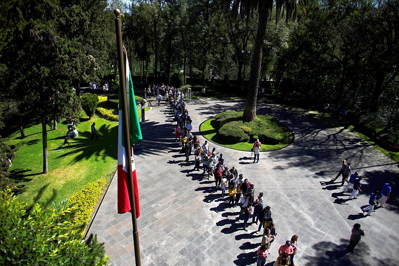 Gente haciendo fila para visitar la residencia presidencial de Los Pinos, convertida ahora en museo por orden de Obrador