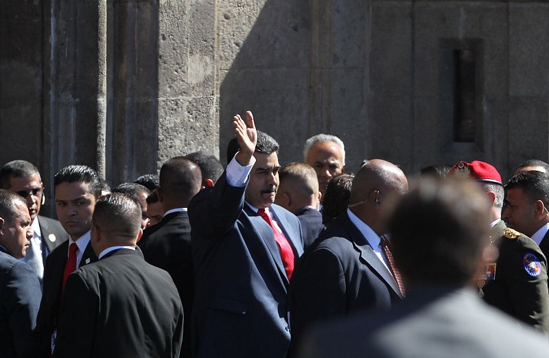 El presidente de Venezuela, Nicolás Maduro, saluda su llegada al Palacio Nacional en Ciudad de México