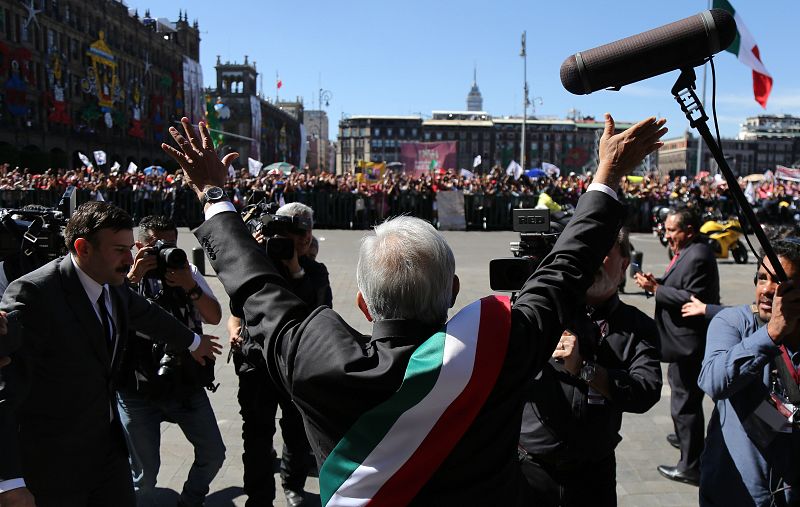 Andrés Manuel López Obrador saluda a la gente congregada frente al Palacio Nacional.