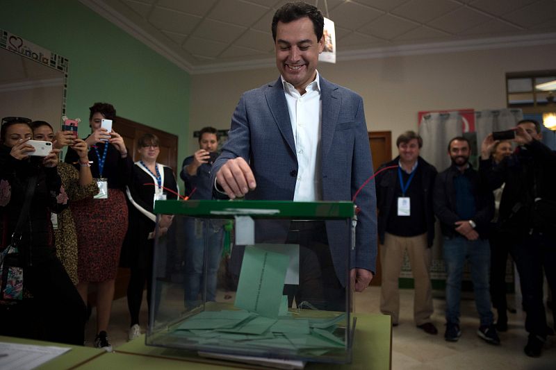 Juanma Moreno, candidato del PP, ha ejercido su derecho al voto en Málaga.