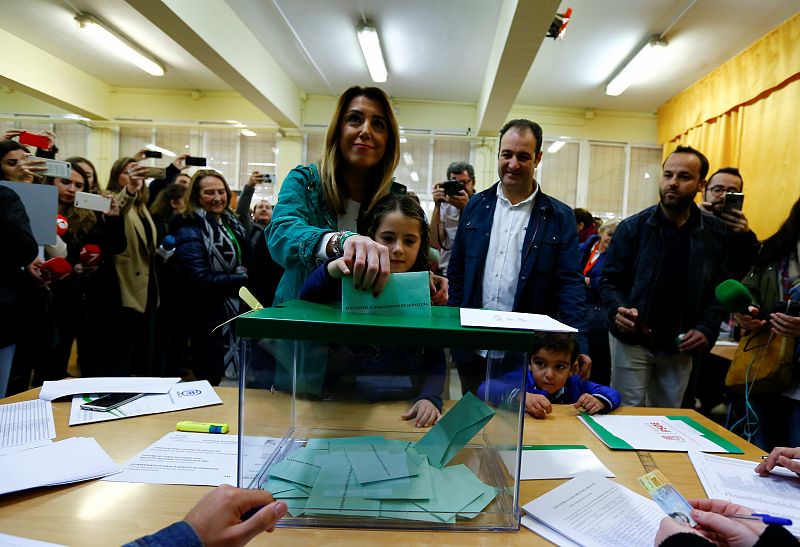 La candidata del PSOE y actual presidenta de la Junta, Susana Díaz, deposita su voto en su colegio electoral en Triana (Sevilla).
