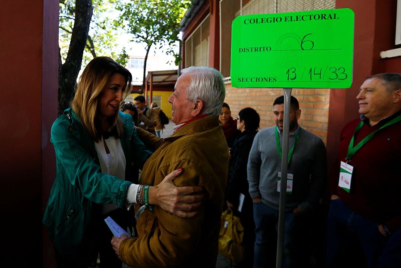 La candidata socialista, que ha saludado a simpatizantes a su llegada al colegio electora, ha sido increpada por apoderados de Vox. Quienes, según Servimedia, le han gritado "se termina, se termina por fin, de aquí al paro".