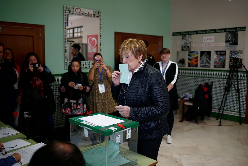 La diputada del PP Celia Villalobos también ha votado en Malaga.