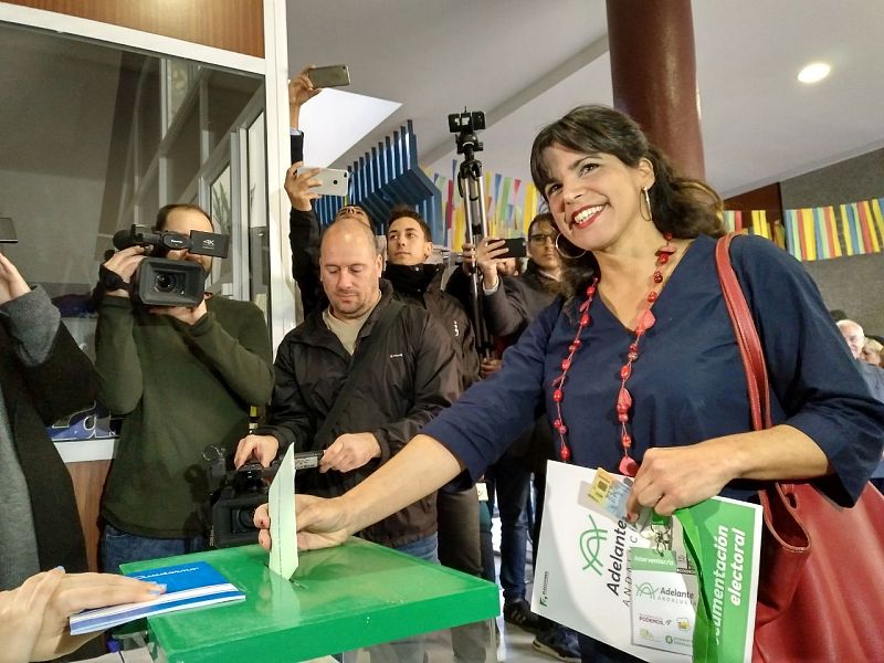 Teresa Rodr&iacute;guez, candidata de Adelante Andaluc&iacute;a, vota en el colegio "La Salle Vi&ntilde;a" de C&aacute;diz.