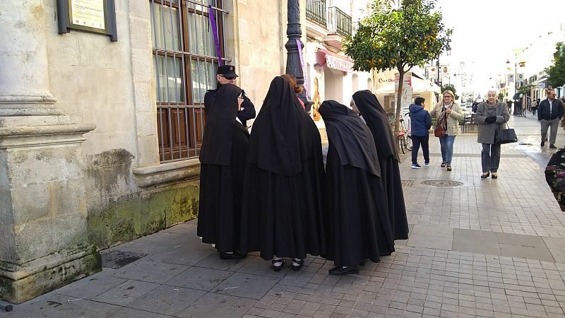 Un grupo de monjas se dispone a acudir a su colegio electoral.