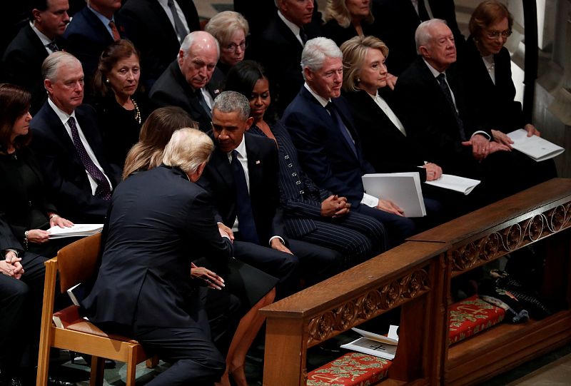 Donald Trump saluda a Barack Obama en el funeral de George H.W. Bush