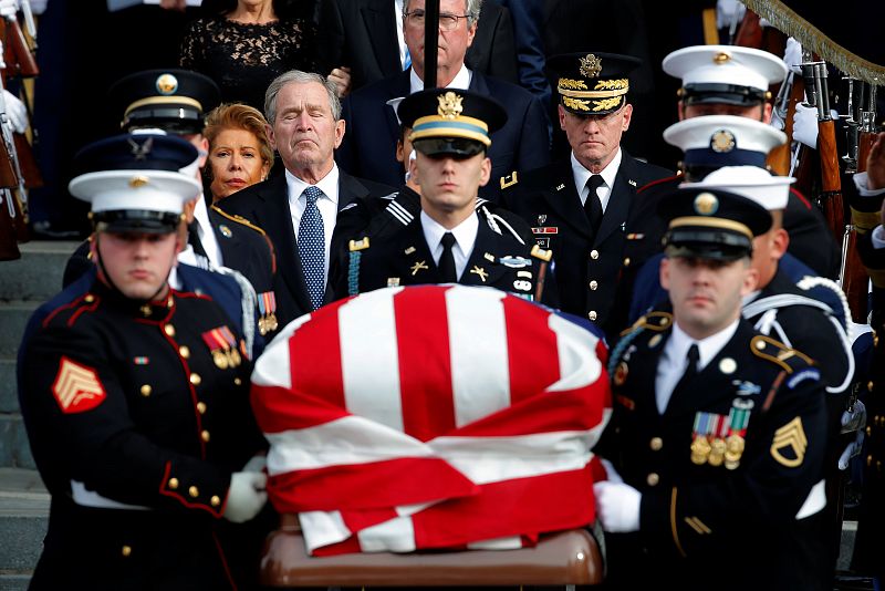 Llegada del féretro de George H.W. Bush a la catedral de Washington