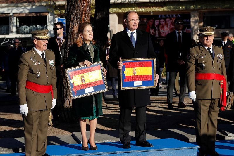 na Pastor y Pío García-Escudero presiden el izado solemne de la bandera