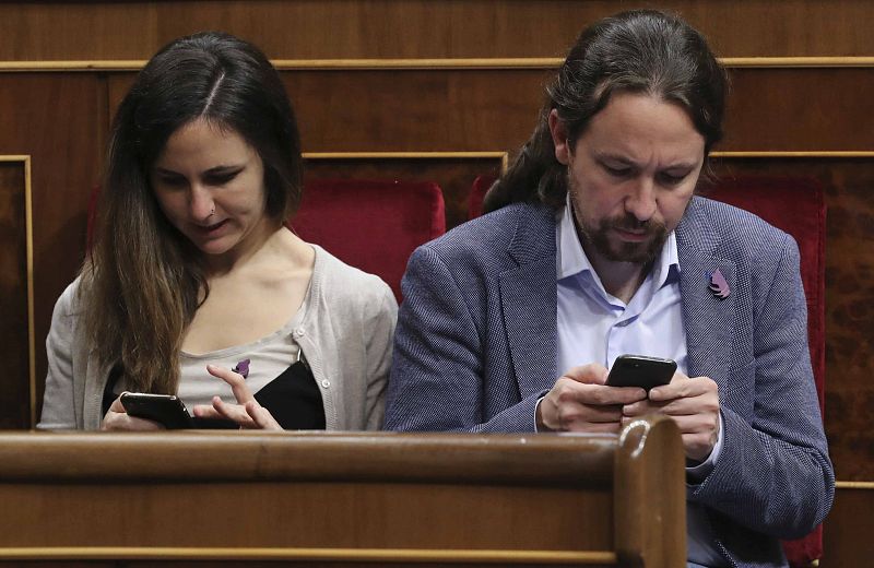 Los parlamentarios de Unidos Podemos con un pin "republicano y feminista"