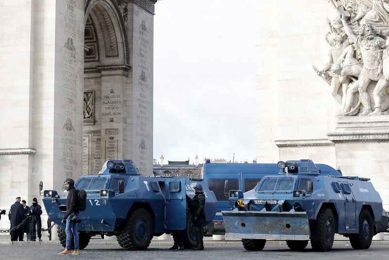 Vehículos blindados de la policía custodian el Arco del Triunfo