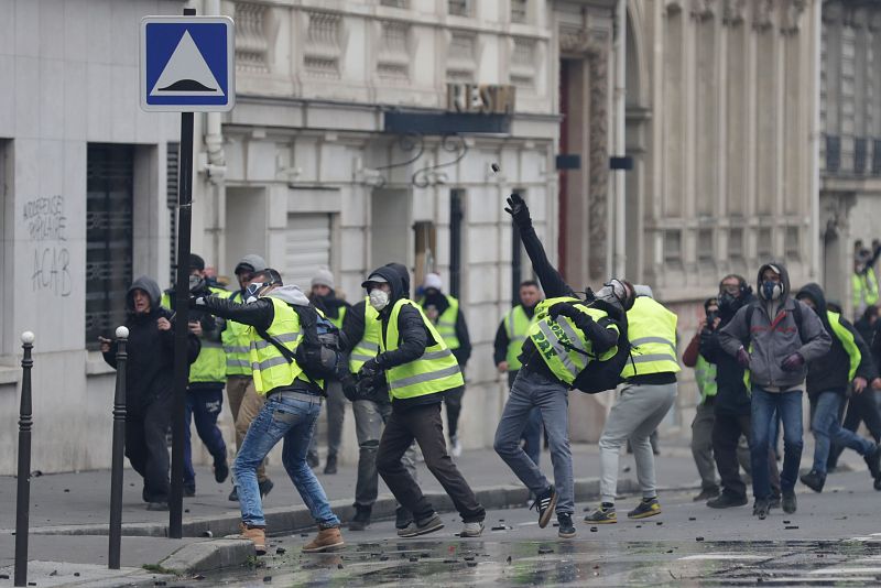 Manifestantes arrojan objetos a la policía