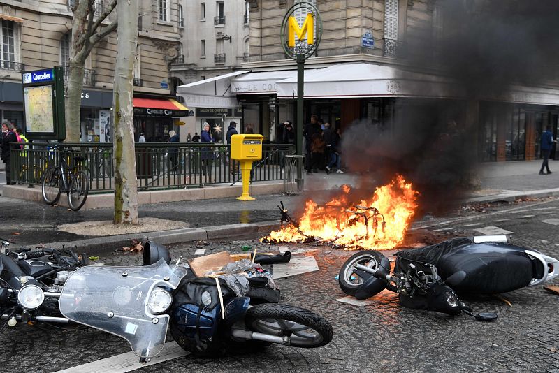 Una moto ardiendo en el bulevar Courcelles