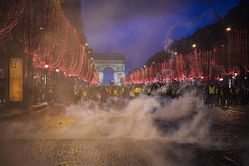 Los 'chalecos amarillos' se concentran en los Campos Elíseos