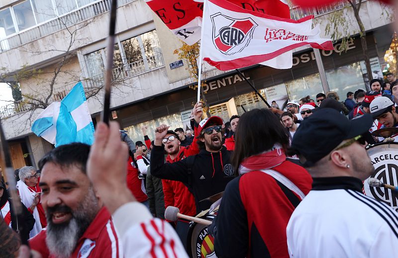 Aficionados de River con banderas en la ciudad de Madrid.
