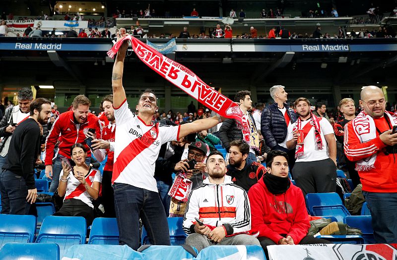 Aficionados del River en el estadio del Real Madrid.