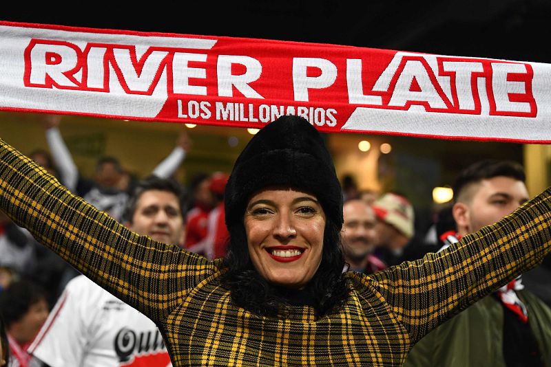 Una aficionada de River en el interior del Bernabéu.