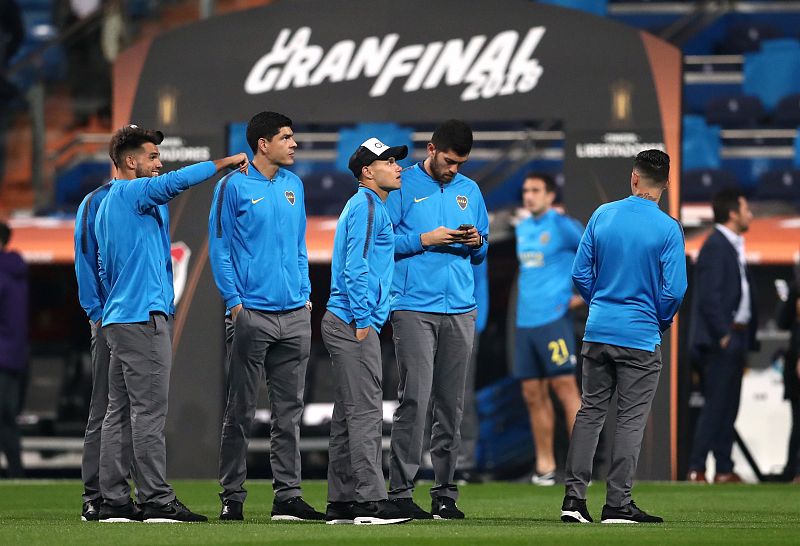 Los jugadores sobre el césped del Bernabéu momentos antes del inicio del partido.