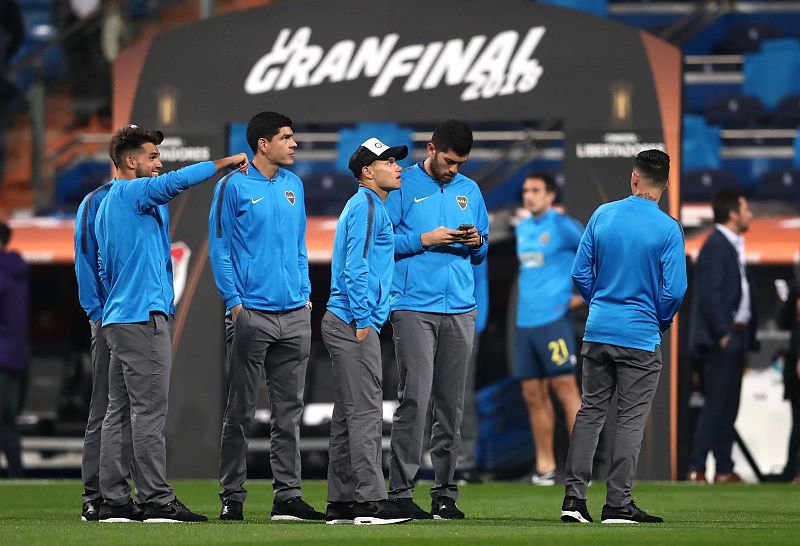 Los jugadores sobre el césped del Bernabéu momentos antes del inicio del partido.
