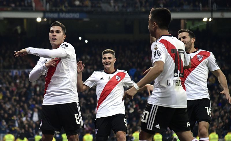 Quintero celebra con sus compañeros el segundo gol de River.
