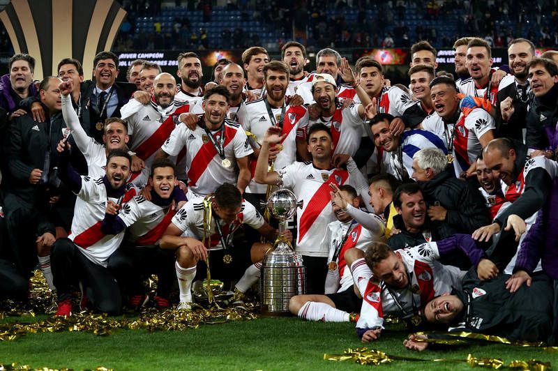 River posa con la Copa Libertadores tras conquistarla en la final ante Boca.