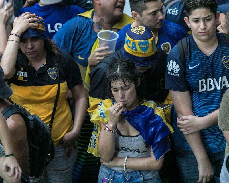 Los aficionado de Boca muestran su tristeza en Buenos Aires viendo como en Madrid su equipo caía derrotado ante River.