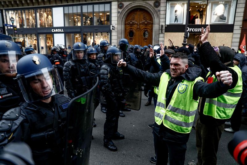 La Policía mantiene su posición frente a los manifestantes