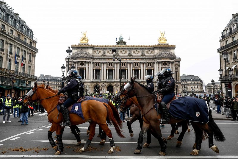 Agentes de policía a caballo patrullan en la plaza de la Ópera