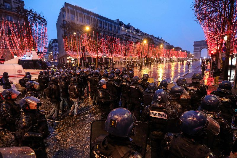 Los antidisturbios dispersan a los manifestantes en los Campos Elíseos