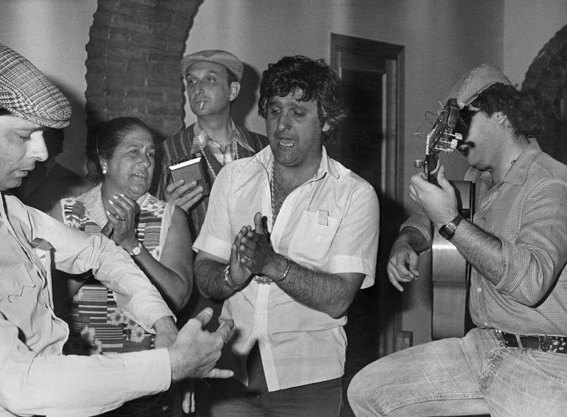 Chiquetete, acompañado por su madre y unos amigos, canta en su casa de la aldea de El Rocío (Huelva), durante la romería en honor a la Blanca Paloma, en mayo de 1983
