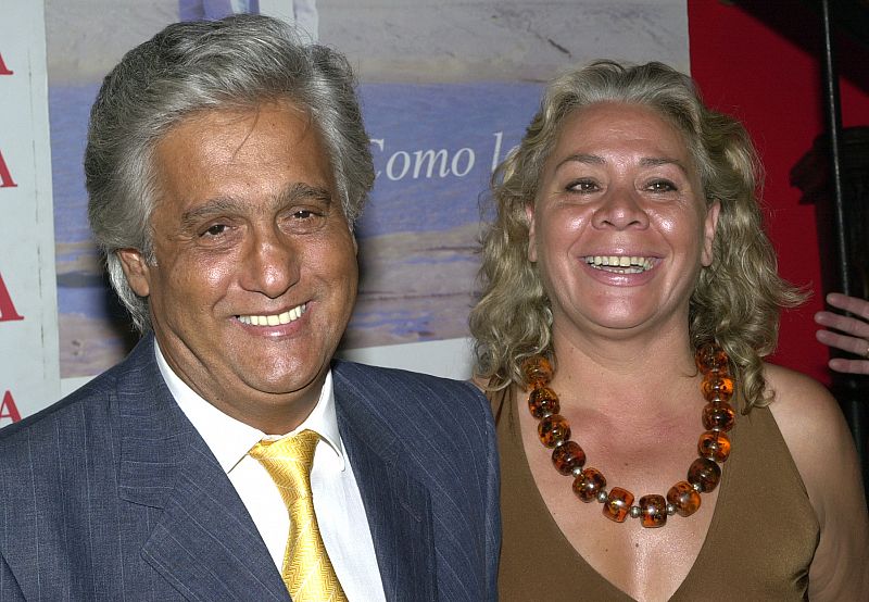 Chiquetete, acompañado por su novia Carmen, durante la presentación de su disco Como la marea en una céntrica sala madrileña el 7 de junio de 2004