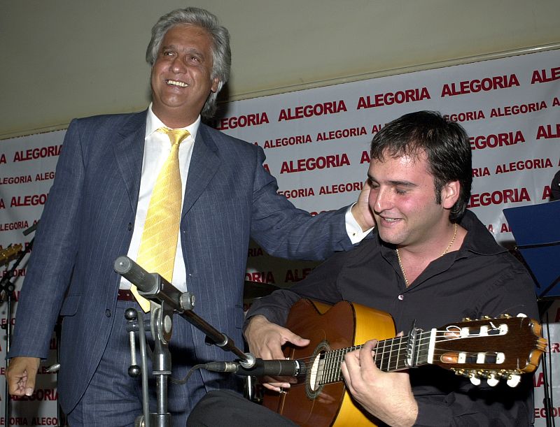 Chiquetete, acompañado por su hijo, durante la presentación de su disco Como la marea en una céntrica sala madrileña el 7 de junio de 2004