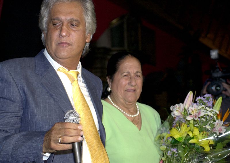 Chiquetete, acompañado por su madre, durante la presentación de su último disco 'Como la marea' en una céntrica sala madrileña el siete de junio de 2004