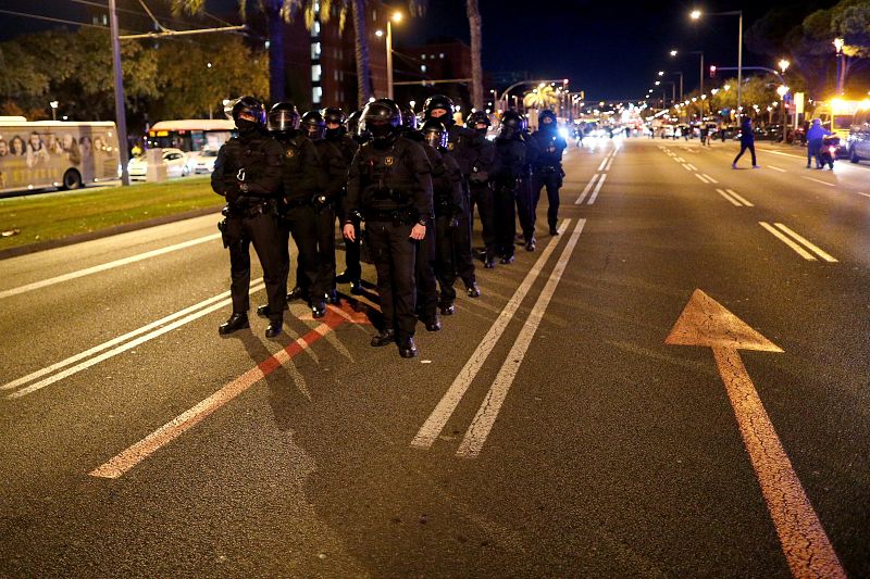 Los Mossos, preparados ante las puertas del Sofía Hotel Barcelona, donde se han localizado movilizaciones de protesta.