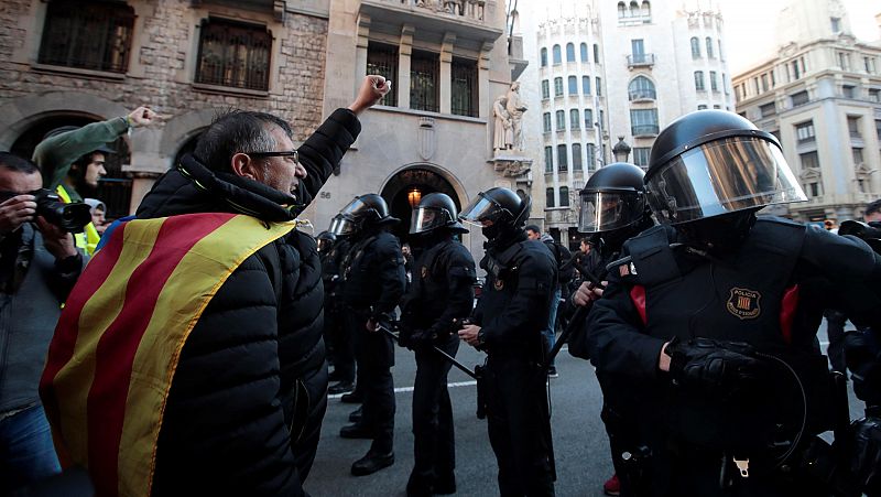 Los Mossos han pedido a través de las redes sociales a los ciudadanos que no se acerquen a la zona y que respeten las indicaciones policiales.