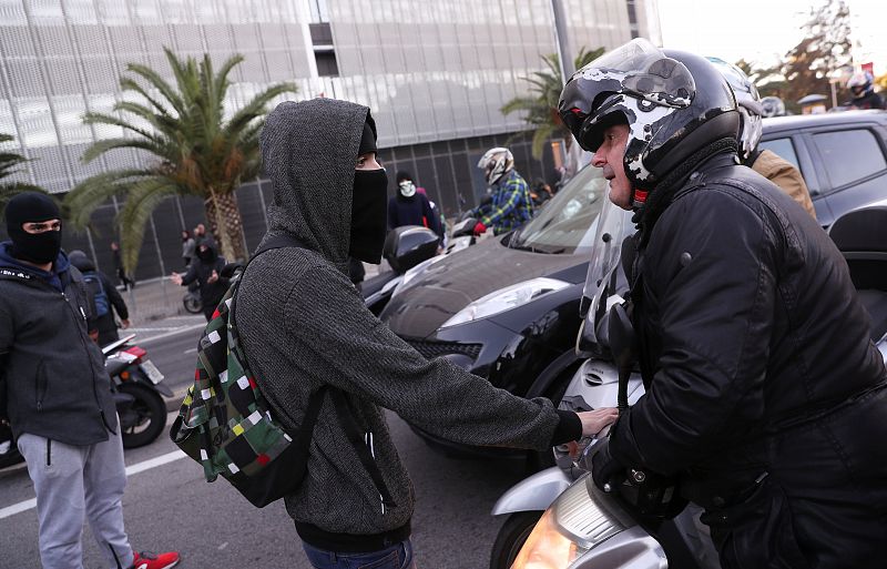 Los bloqueos en las vías han provocado discusiones entre los concentrados y usuarios de las carreteras que se han visto atrapados por los cortes.