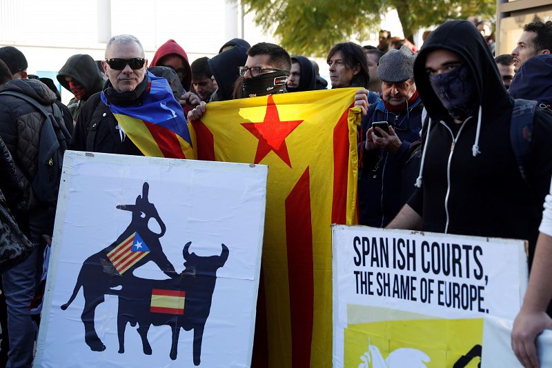 La manifestación más multitudinaria y pacífica tiene lugar frente a la Estación de Francia, a pocos metros de la Llotja de Mar.