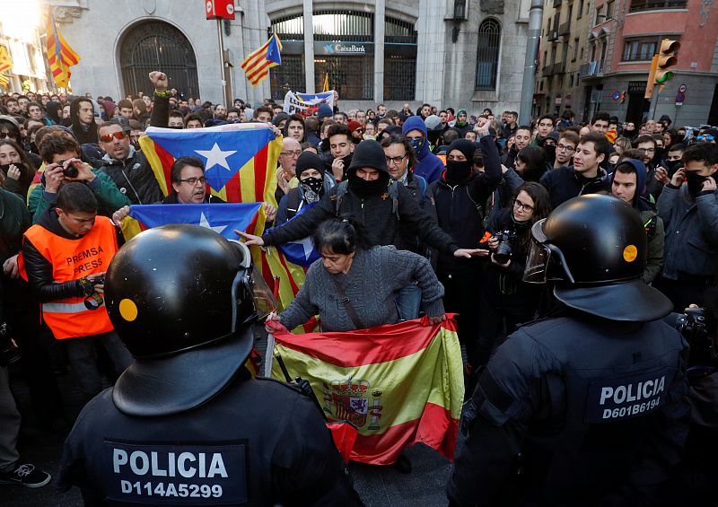 Los CDR y otros grupos independentistas han organizado numerosas protestas ante la celebración del Consejo de Ministros en Llotja de Mar, que está completamente blindada por las fuerzas de seguridad.