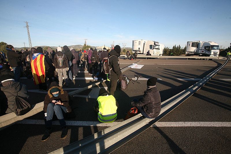 Los autodenominados comités de defensa de la república han cortado más de 20 carreteras cortadas. Vista del corte que grupos independentistas han realizado en la AP-7 a la altura de L'Ampolla (Tarragona), en protesta por la reunión del Consejo de Min