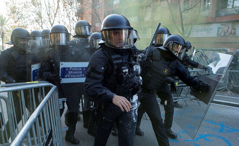 Agentes antidisturbios de los Mossos d'Esquadra han desmontado una barricada que los manifestantes de los CDR habían montado en la avenida Paralelo de Barcelona, otro de los puntos de mayor tensión de las protestas convocadas.