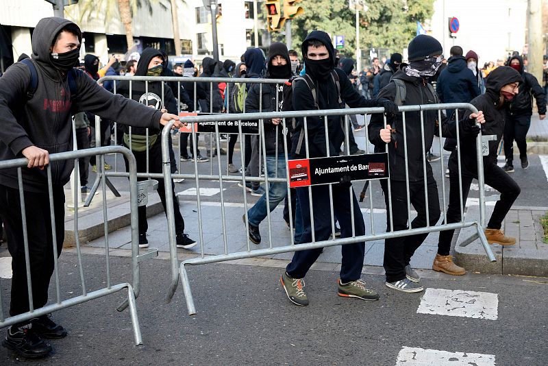 Los Comités de Defensa de la República (CDR) han cruzado contenedores y los han rodeado de vallas para entorpecer el paso de la policía en la avenida Paralelo de Barcelona, tras las cargas de los Mossos d'Esquadra en esta zona.