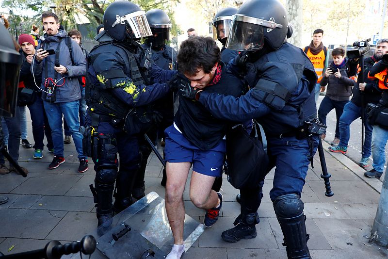 En la zona de Drassanes, los Mossos han cargado en dos ocasiones contra un grupo de los CDR que les ha arrojado vallas, piedras y pintura y ha levantado una barricada.