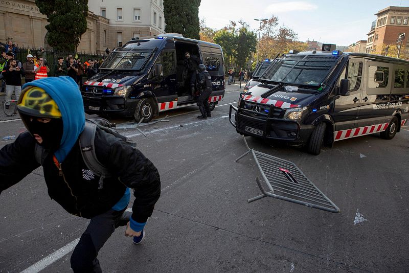 Al menos 77 personas, entre los que se encuentran 35 mossos, han resultado heridas de diversa consideración hasta el momento por las protestas, pero ninguna de ellas de gravedad.