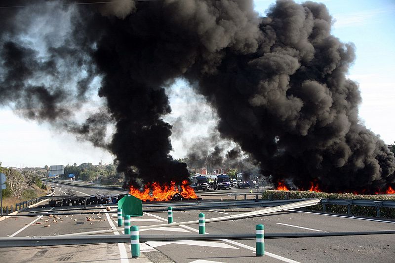 Los grupos independentistas que han realizado cortes en la AP-7 a la altura de L'Ampolla han levantado barricadas y quemado neumáticos para impedir el tráfico.