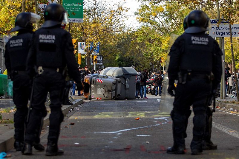 Los Mossos d'Esquadra vigilan a los simpatizantes independentistas que protestan en las inmediaciones de la Llotja de Mar de Barcelona.