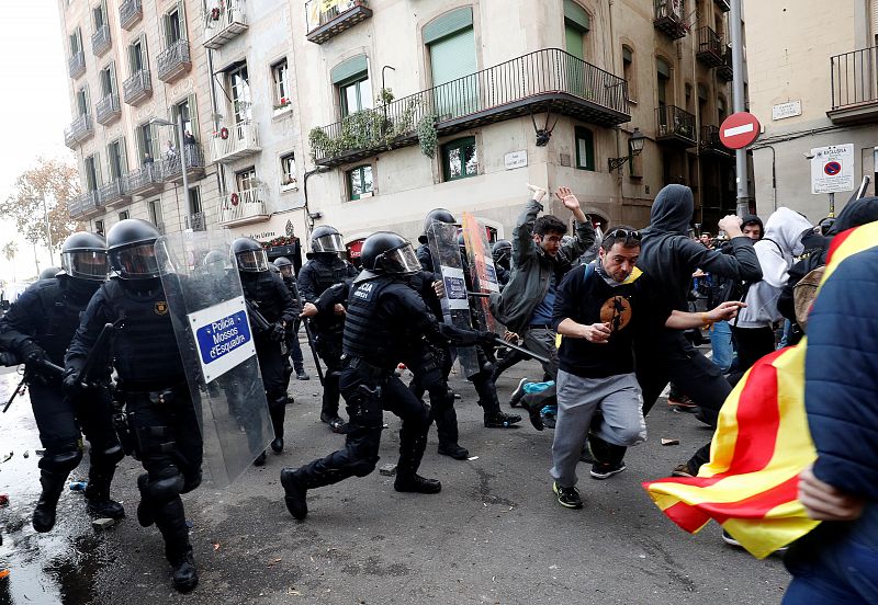 La policía catalana ha efectuado algunas cargas para dispersar a manifestantes en la calle Nou de la Rambla de Barcelona, quienes se han dispersado después por las callejuelas del barrio del Raval, en algunas de las cuales han cruzando contenedores p