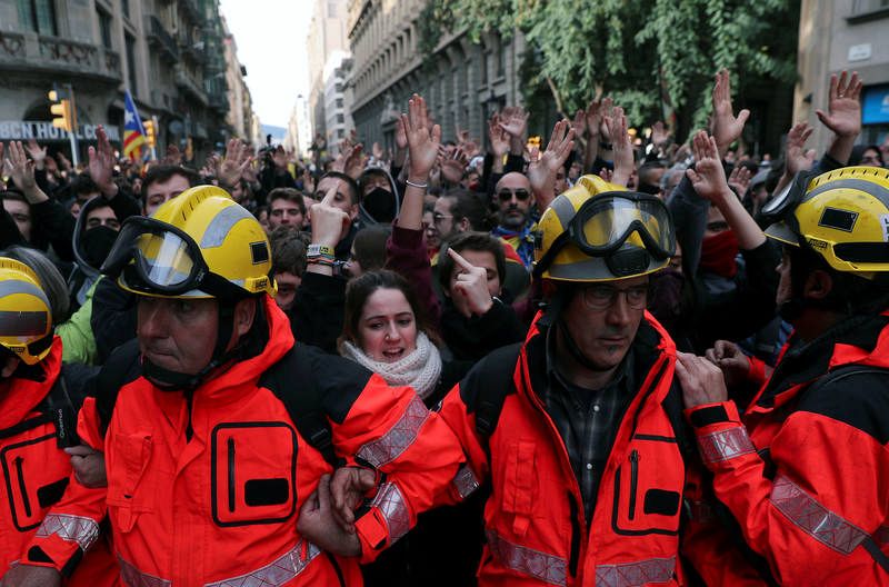 Los bomberos impiden que los manifestantes se acerquen
